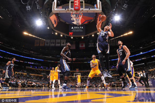 帕森斯抢下篮板