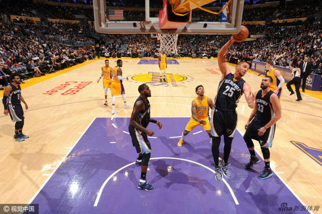 帕森斯摘下篮板