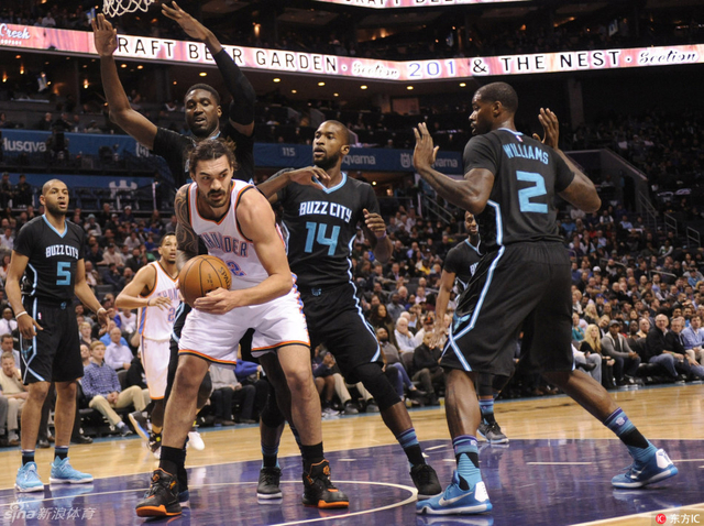 亚当斯篮下遭遇包夹