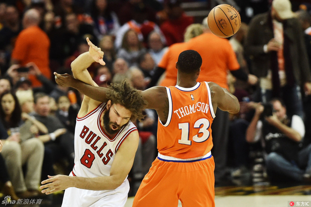 汤普森和洛佩斯争抢