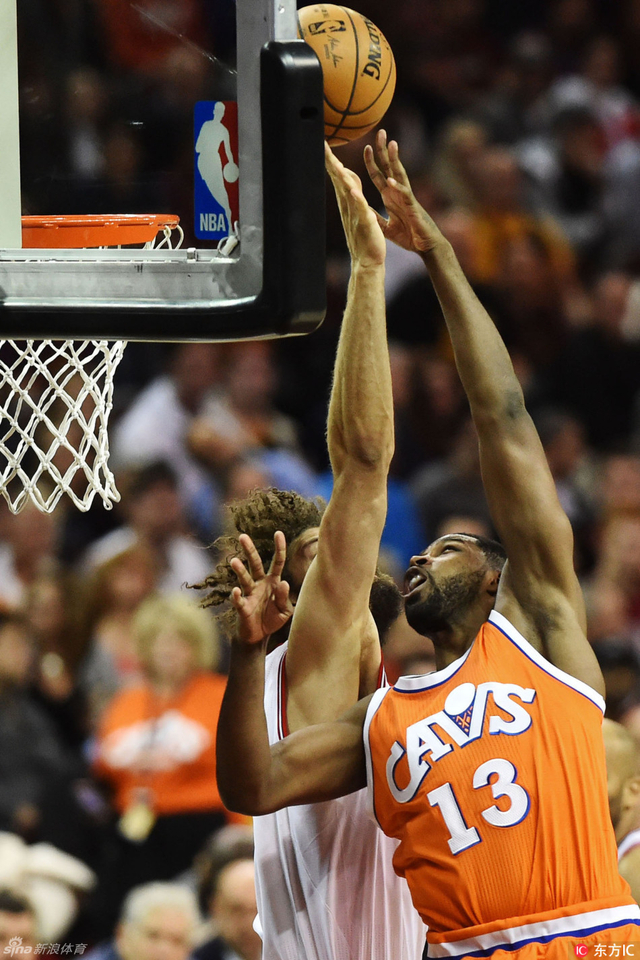 汤普森篮下勾手