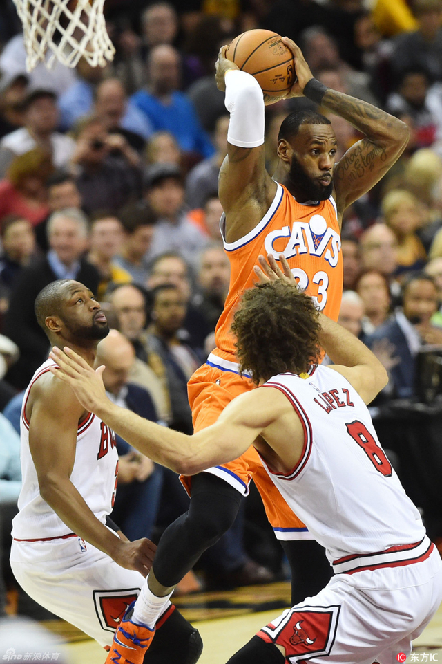 詹姆斯跳起传球