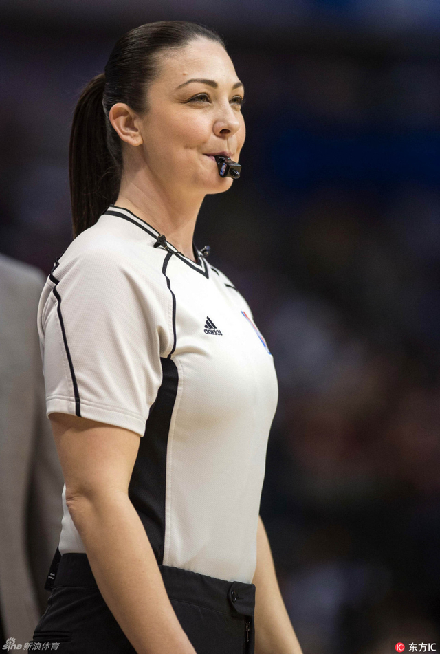 女裁判劳伦-霍尔特坎普抢眼