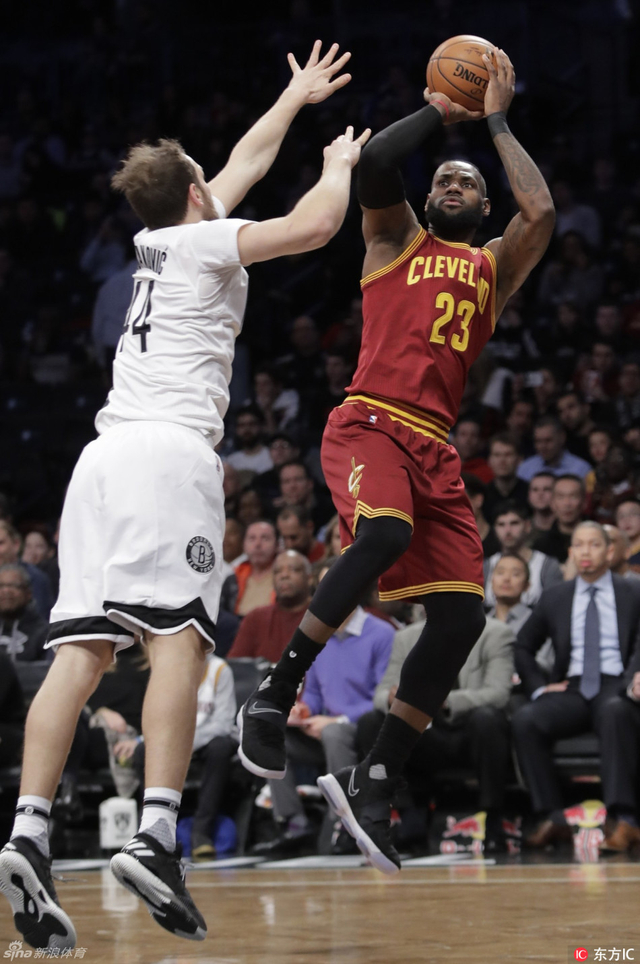 詹姆斯跳投出手