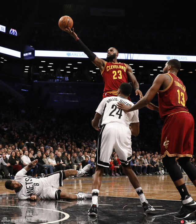 詹姆斯低手上篮