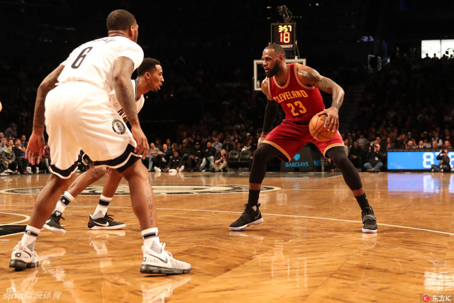 詹姆斯准备进攻