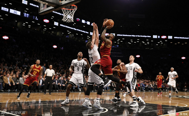 詹姆斯强行上篮