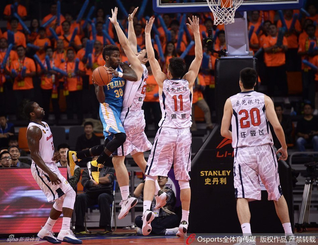 拜克斯遭遇包夹