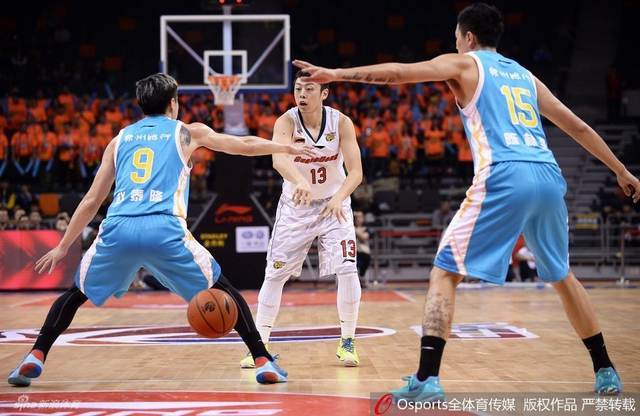 周湛东击地传球