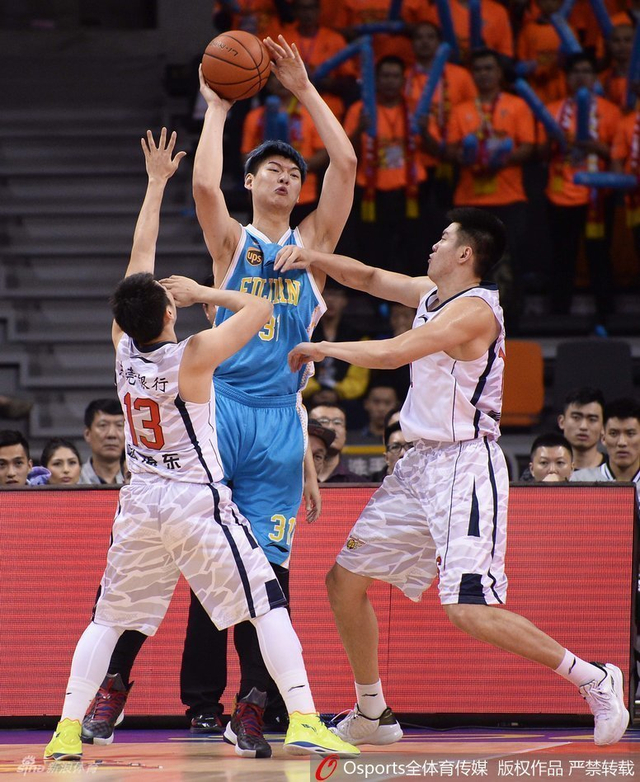 王哲林遭遇双人包夹