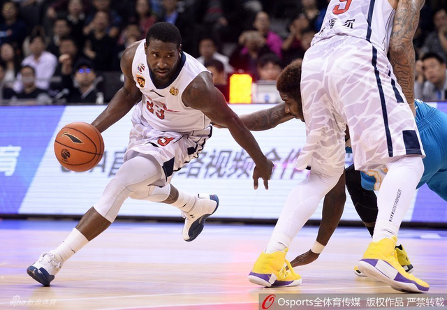 斯隆依靠挡拆突破