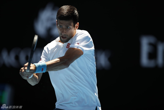 德约科维奇专注比赛