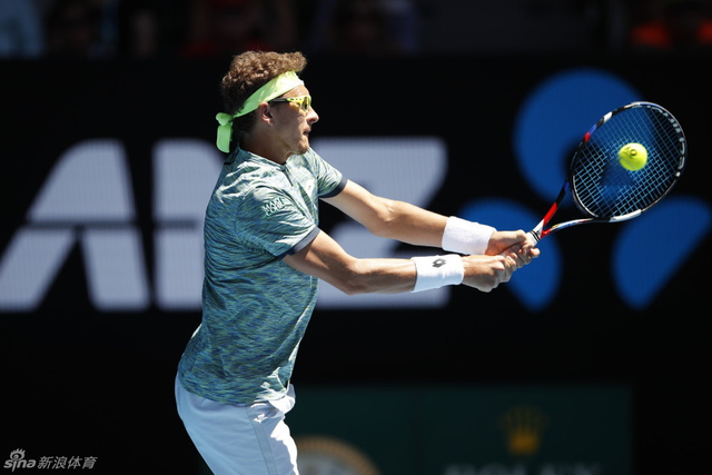 伊斯托明反手回球