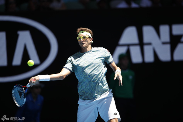 伊斯托明正手回球