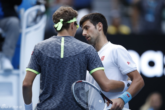 伊斯托明安慰小德