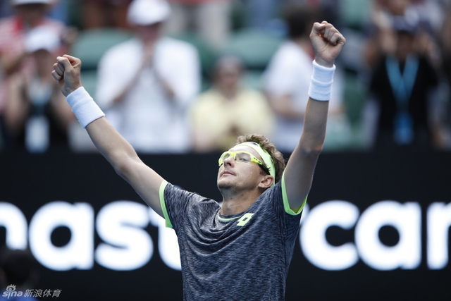 伊斯托明高举双臂