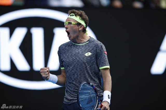 伊斯托明振臂欢庆