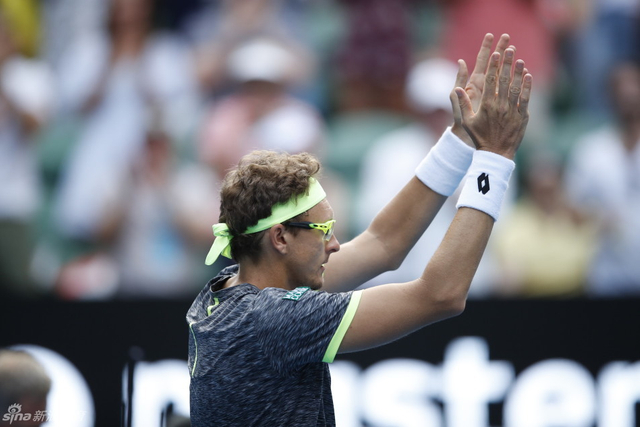 伊斯托明鼓掌致谢