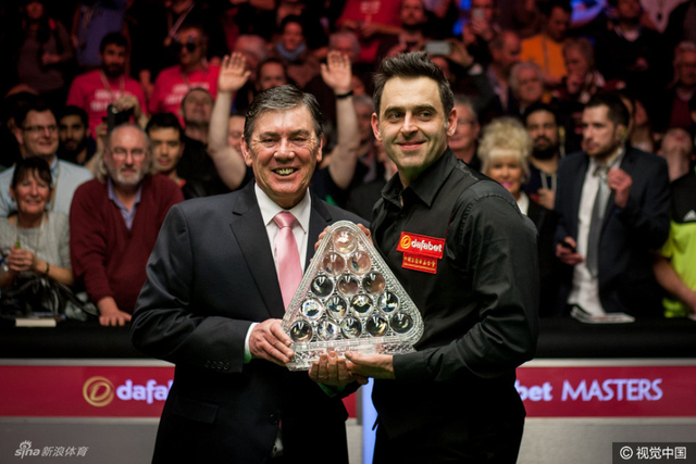 从保罗-亨特父亲手中接过奖杯