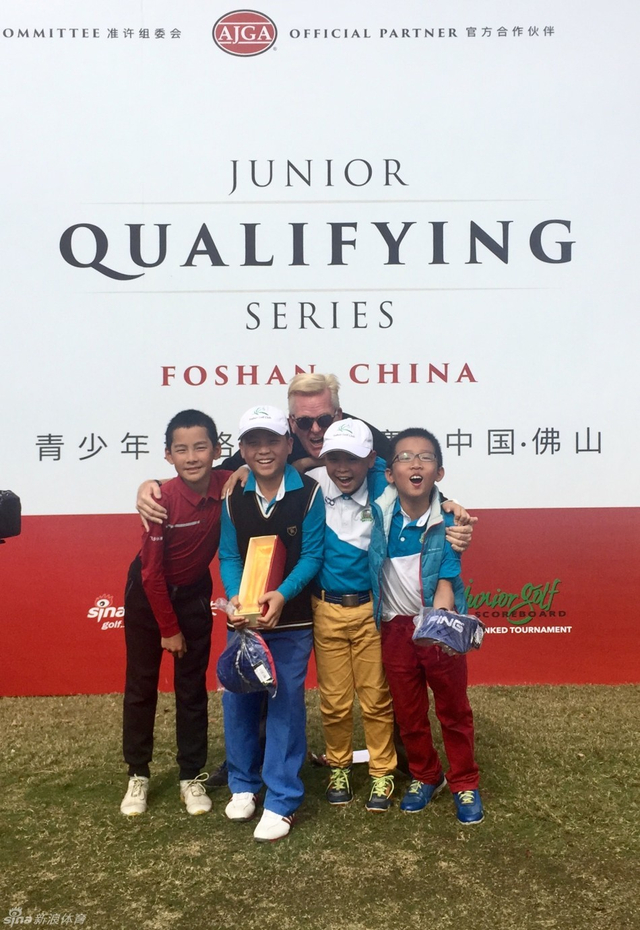 Vic Carder与参赛选手合影