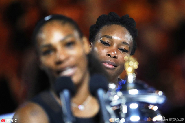 妹妹背后的女人