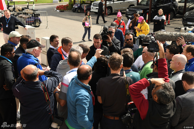 记者包围伍兹经纪人