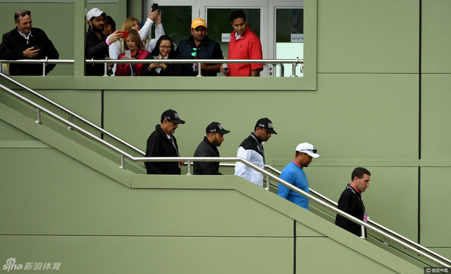 伍兹一行退赛后亮相