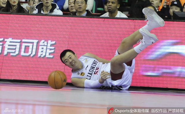 韩德君摔出场外