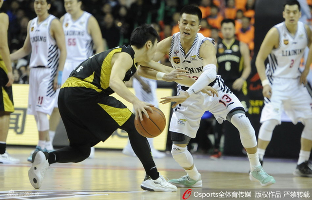 郭艾伦拼命防守