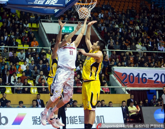 周鹏突入篮下