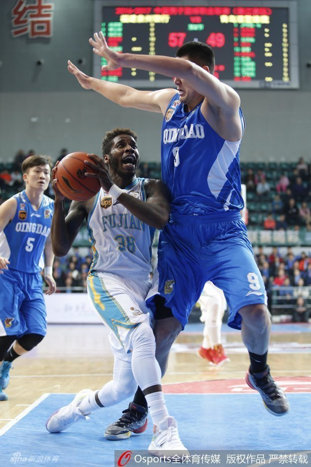 拜克斯突入内线