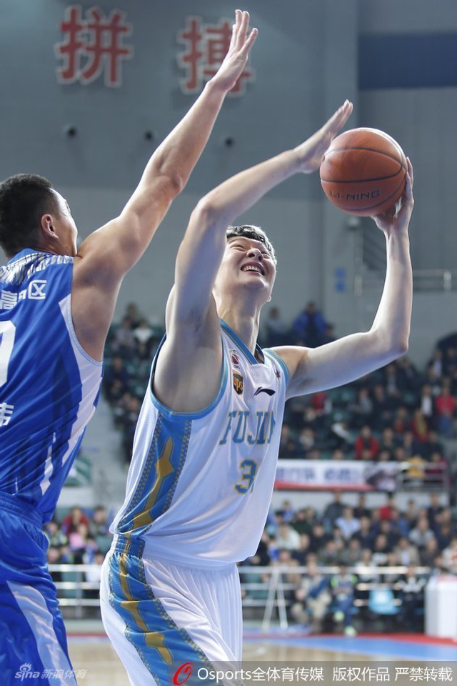 王哲林篮下单打