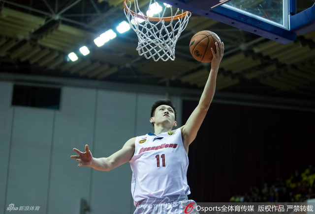 周鹏轻松上篮