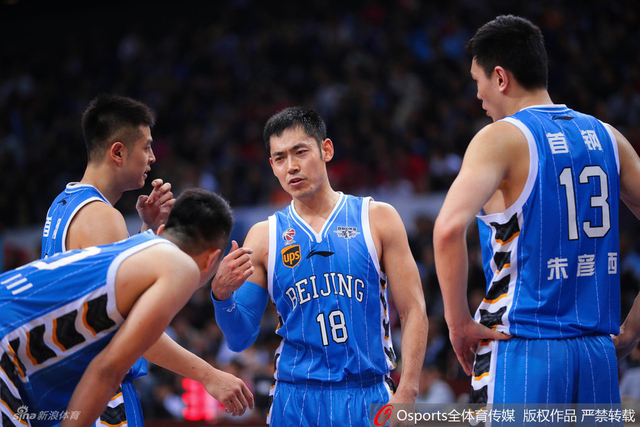 张庆鹏和队友讨论