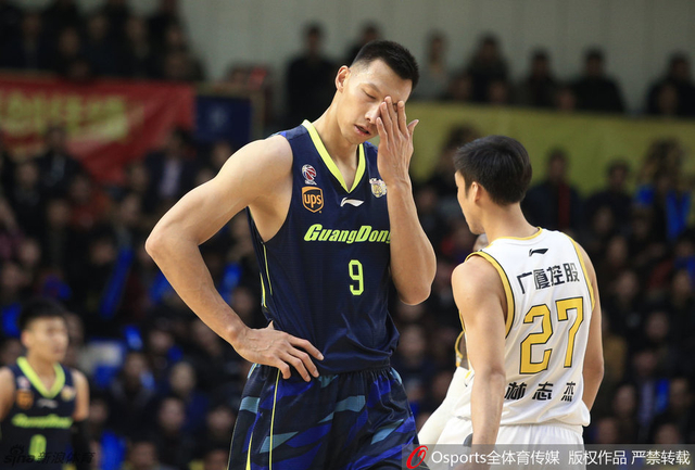 易建联擦拭汗水