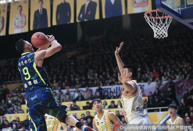 易建联遭到犯规