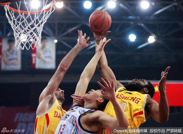 广州VS同曦 争抢篮板