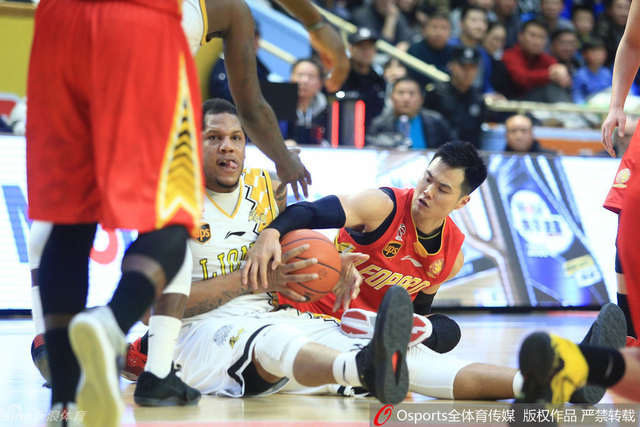 广厦VS深圳 倒地拼抢