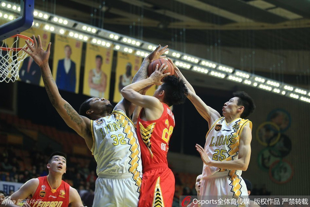 广厦VS深圳 篮下强攻