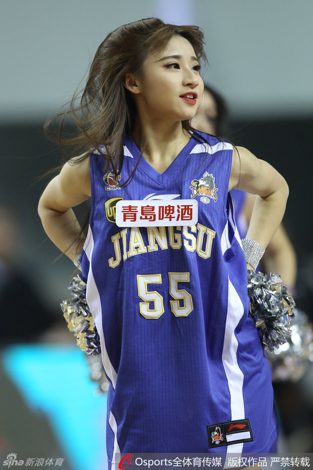 宝贝身着胡雪峰球衣