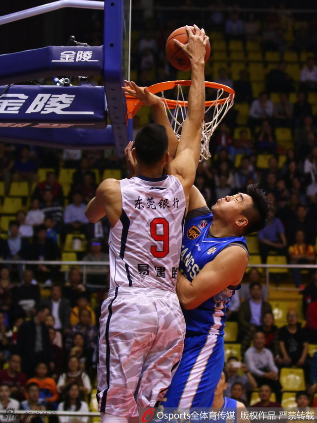 易建联隔人暴扣