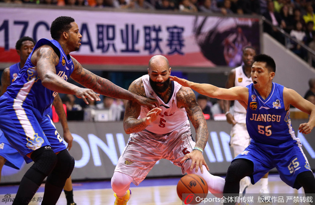 布泽尔遭遇围抢