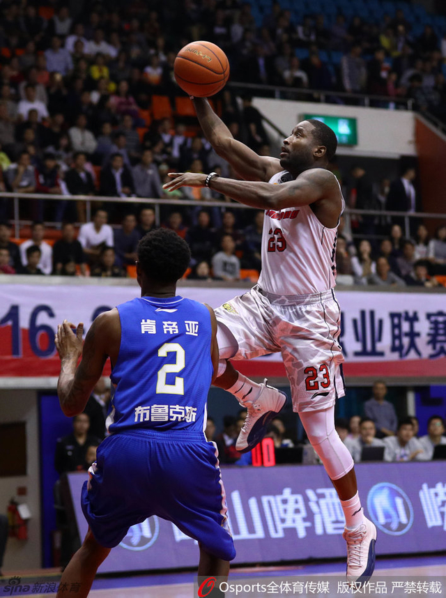 唐纳德-斯隆飞身上篮