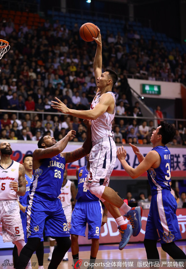 易建联惊人弹跳