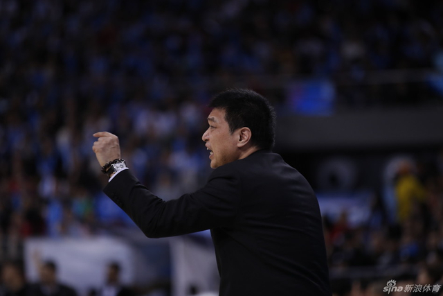 闵鹿蕾场边指挥