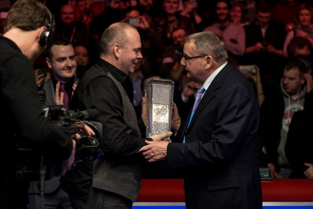 宾汉姆接过奖杯