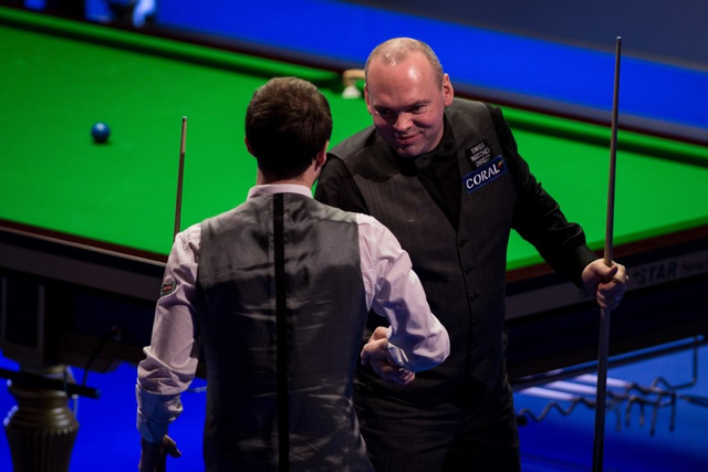 宾汉姆与小特握手