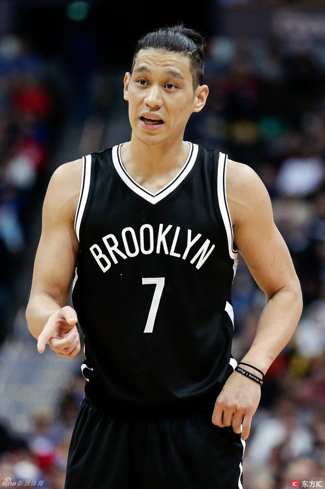 书豪与队友交流