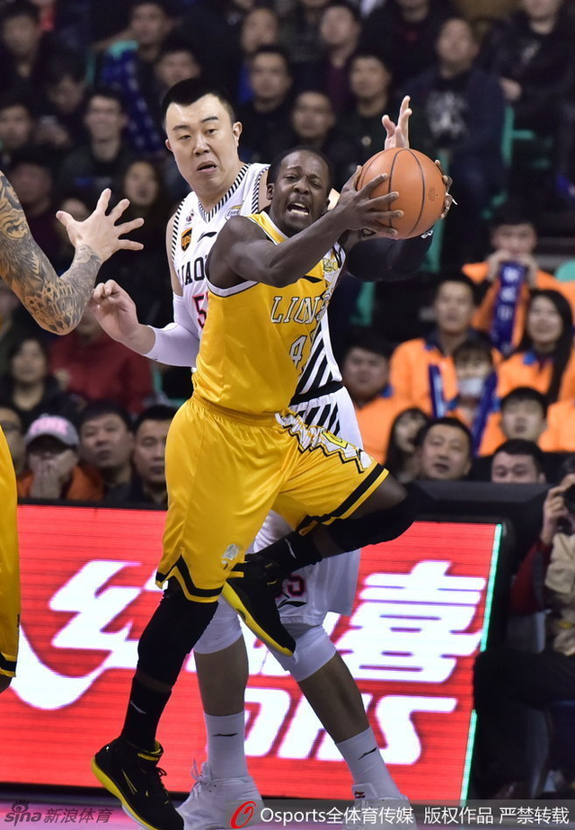 韩德君篮下防守