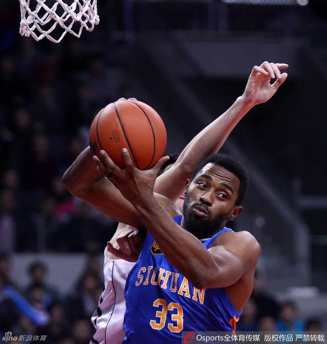 哈里斯摘下篮板